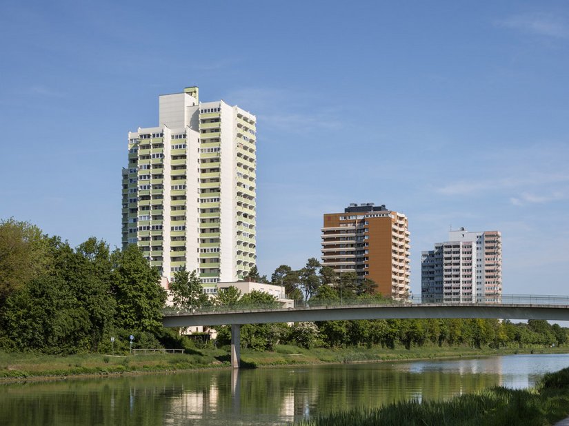 A glimpse at the high-rise complex on Europakanal.