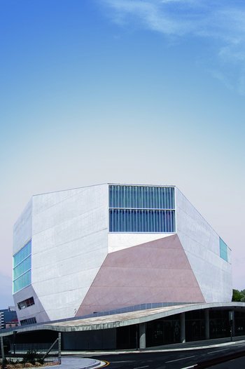 <p>A house with corners and edges: The&nbsp;Casa da Música is an expressive structures made of white concrete.</p>