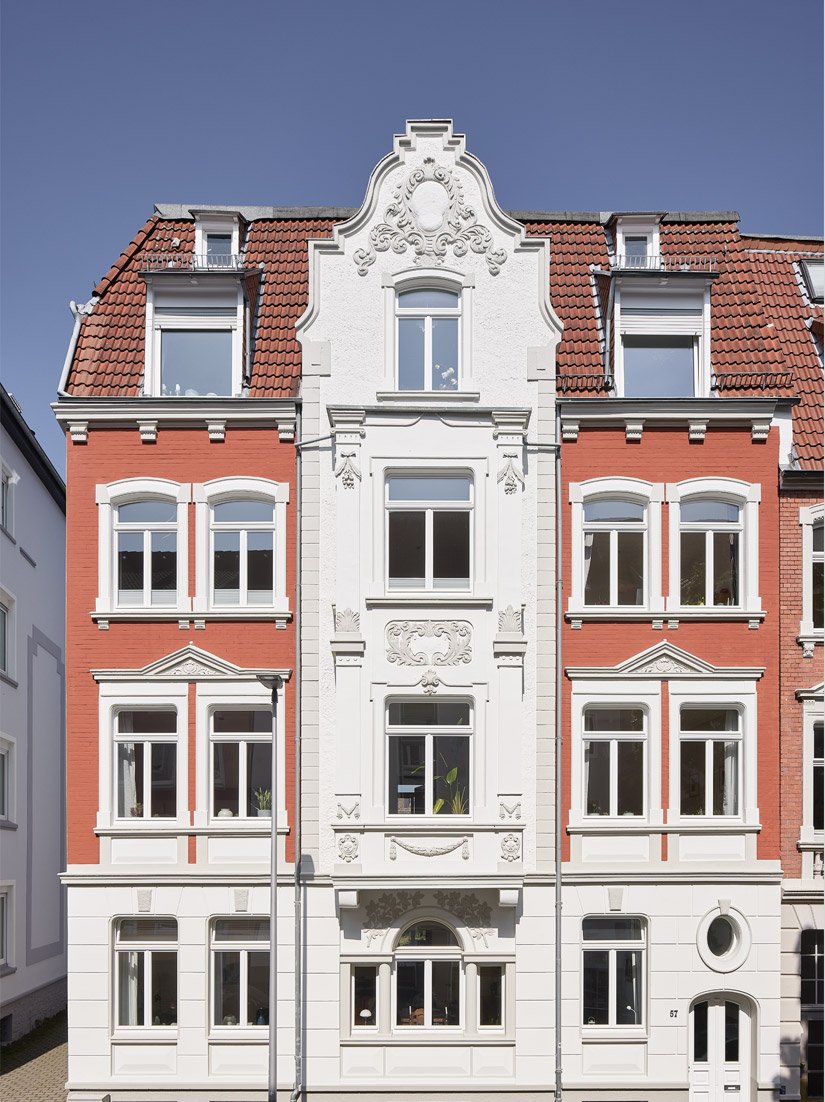 In the Kreuzviertel neighborhood of Münster, an elaborate facade renovation has brought an exemplary improvement to an apartment building.