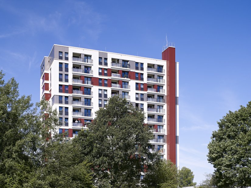 After the renovation, the high-rise building and service buildings were given a completely new appearance.