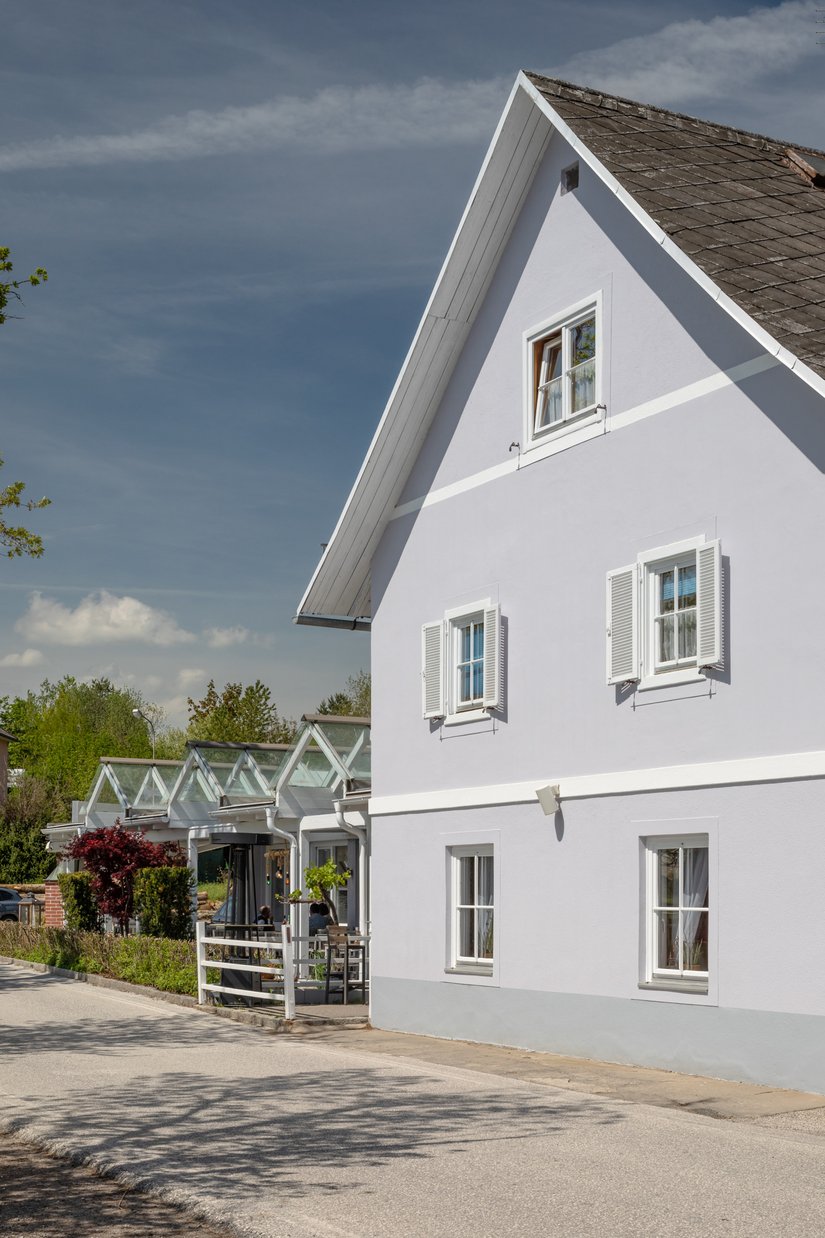 To provide the facade with optimum weather protection, the painting company used Evocryl 200 facade paint, which is resistant to soiling and highly weather-resistant.