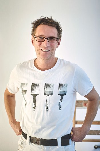 <p>Fellow journeyman Oliver Öhns even shows his love for painting on his t-shirt. Native to Braunschweig, he loves his versatile job and life in the city.</p>