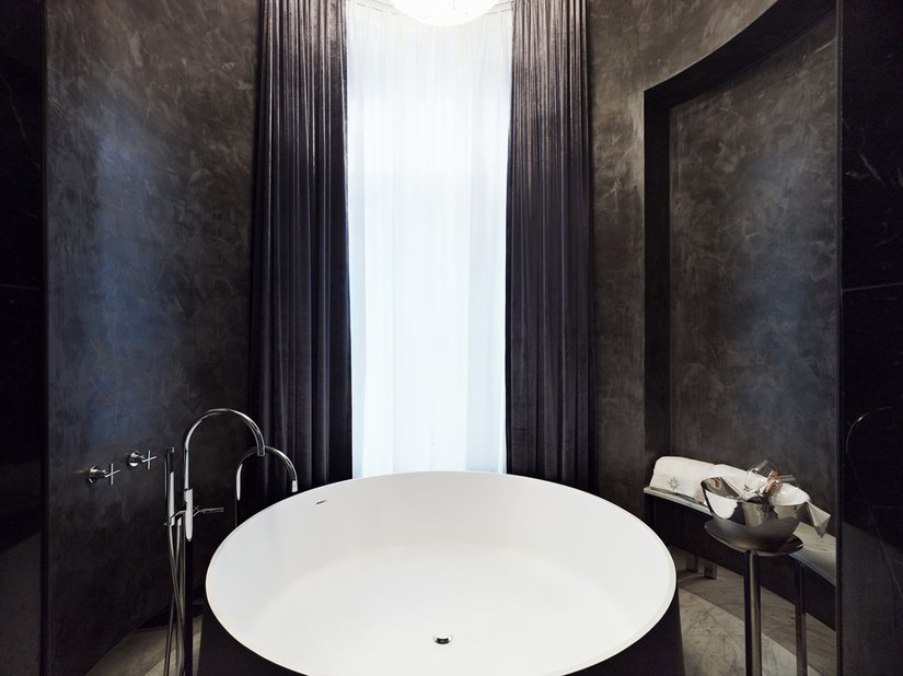 The black bathtubs in the master suites were designed with the Venetian plastering technique Stucco.
