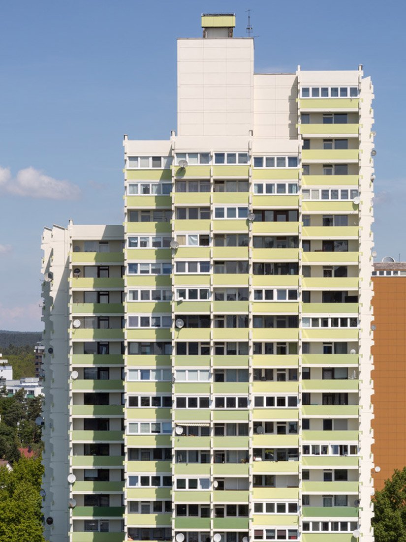 The impressive height is split up by the differentiated balconies, in ever small, appealing color phases. This draws the orientation to the top of the building.