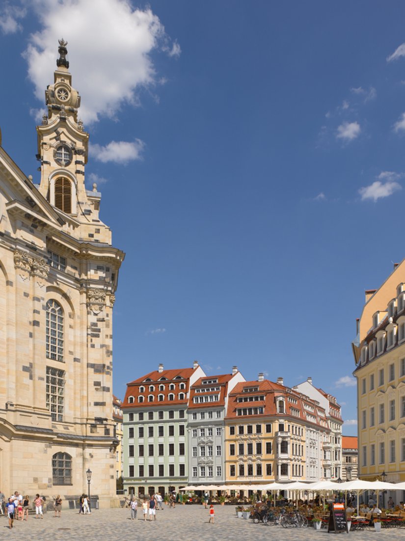 Impressive perspectives: Quartier II joins the Frauenkirche directly on the east side. This picture shows the three front structures of the quad and the section of the Rampische Straße.