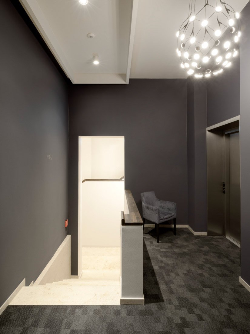 On the next level, visitors find themselves in gray-blue corridor areas and, similar to being at sea, in mist and calm water, the wall color and floor covering enter into a light, melancholic and elegant dialog.