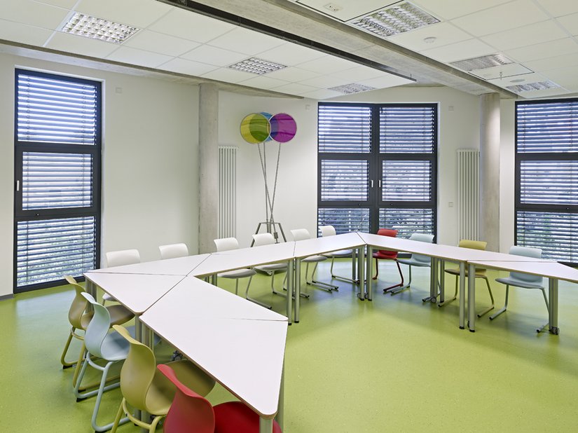 <p>While the seminar rooms and laboratories are decorated in white, the central meeting rooms are red, green or blue according to the color coding system.</p>