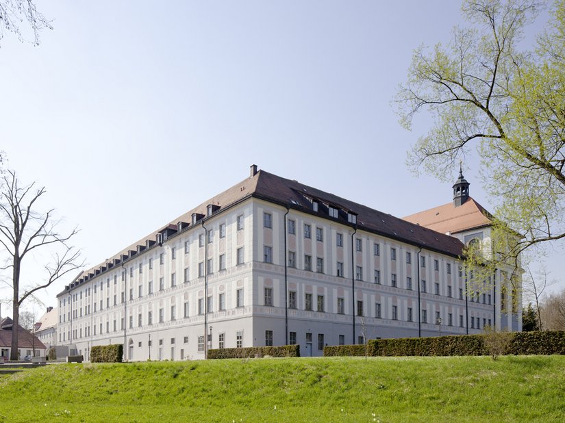 Since Autumn 2010, the south wing shines once again in its baroque splendor. Pilasters and moldings were highlighted in light gray, the recessed parapet transoms and decorations were coated with antique pink.