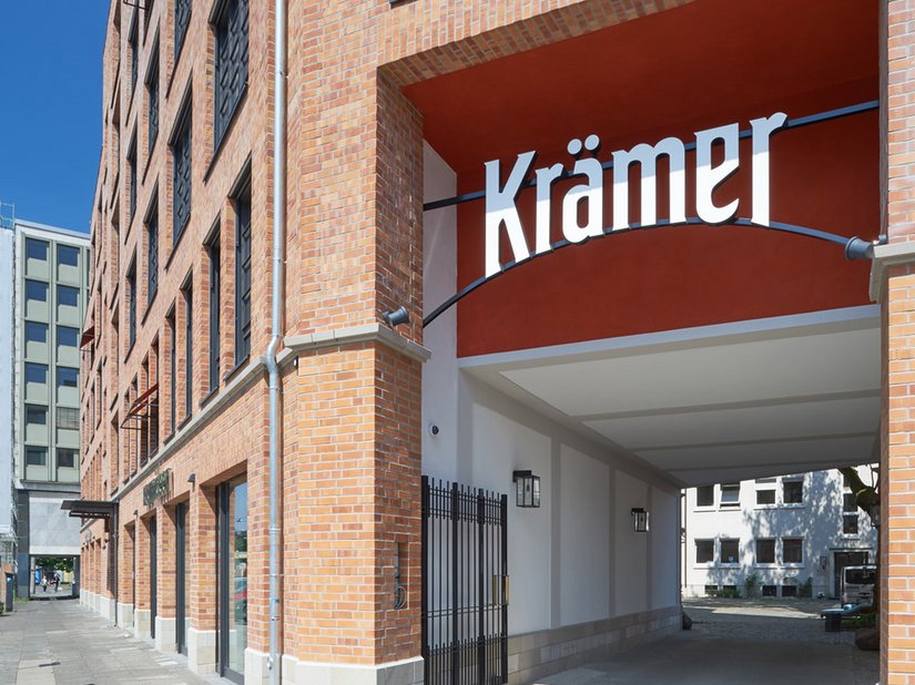 The 100-year-old ‘Wagenhalle’ has been brought back to life and the courtyard entrance hall has been set apart as a new address, with different wall design.