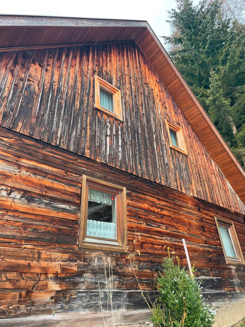 Before the renovations, the facade had suffered from the effects of aging and its colors had faded unevenly. Protection from the sun and rain had diminished.