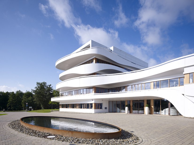 The actual office building with the central entrance and forum forms the mainstay of the ensemble.