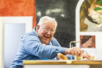 <p>Klaus-Peter Engelhardt, 76, may have retired a long time ago, but he is still at the forefront of a good atmosphere. He likes to tell new jokes to trainees. "It doesn't make us work faster", he says, "but it makes it easier."</p>