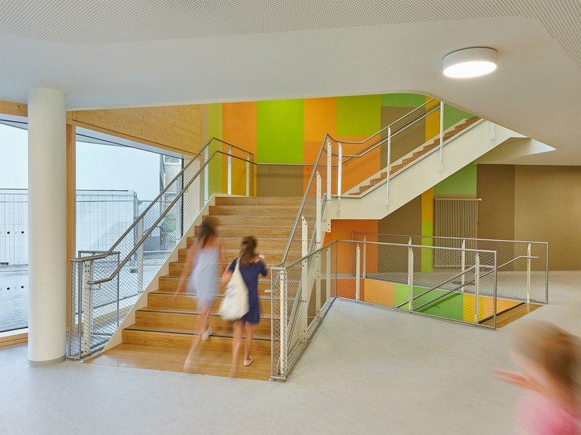 The design, color scheme and material of the interior spaces consistently reflect the educational concept of the school and transfer it to the users.
Photo © David Matthiessen Fotografie