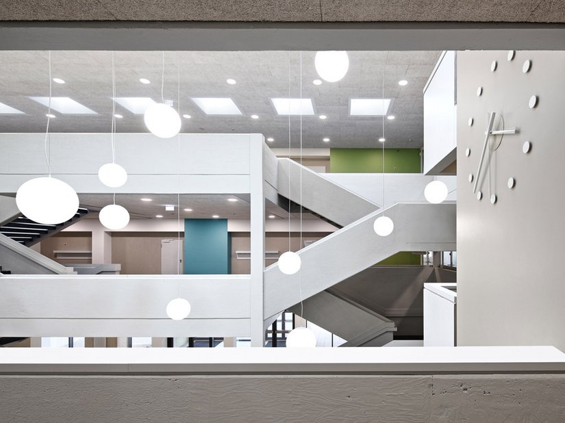 The new elevator, with its large, minimalistic clock, also accentuates the hall as a vertical element.