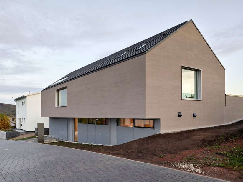 The balance between plaster and metal facades follows the motif of the floating segment to the street and the interlocking building to the slope.
Photo: ©Johannes Marburg, Geneva