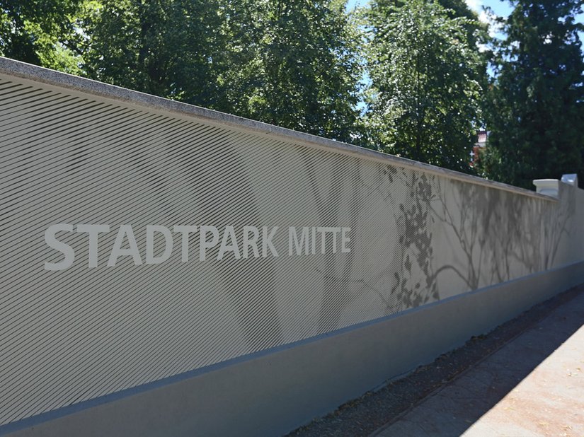 The public park behind the wall is “projected” onto the outside.