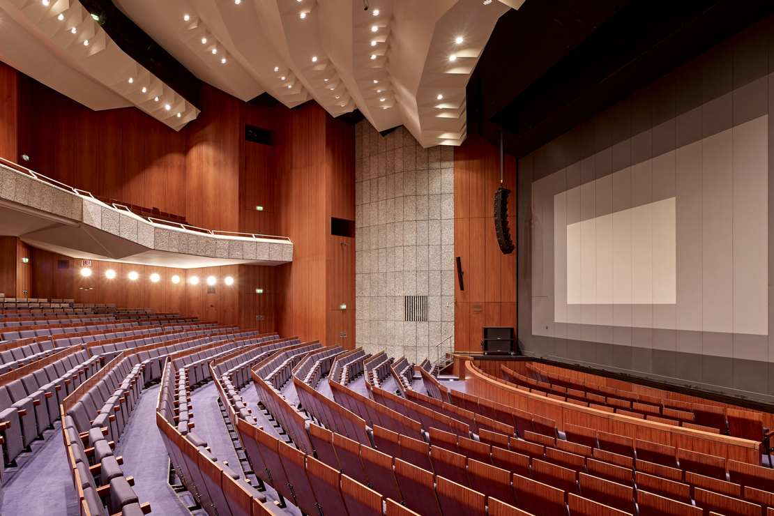 Audience and stage in the Rüsselsheim Theater