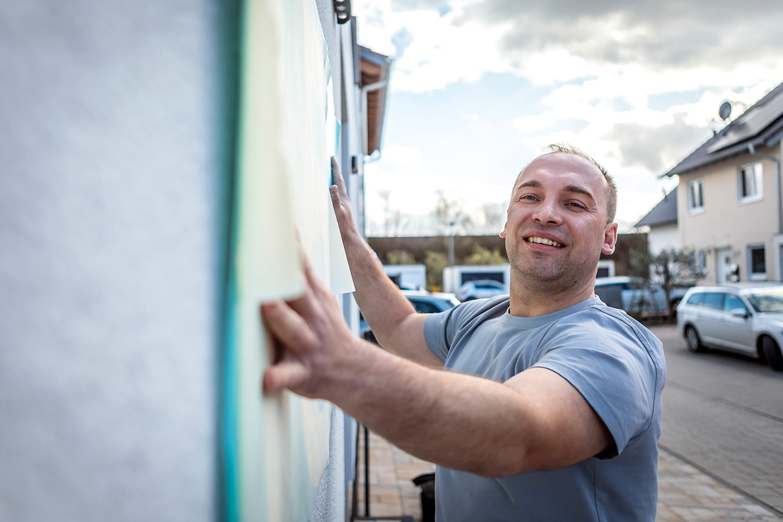 Vitali Leonov in front of a facade